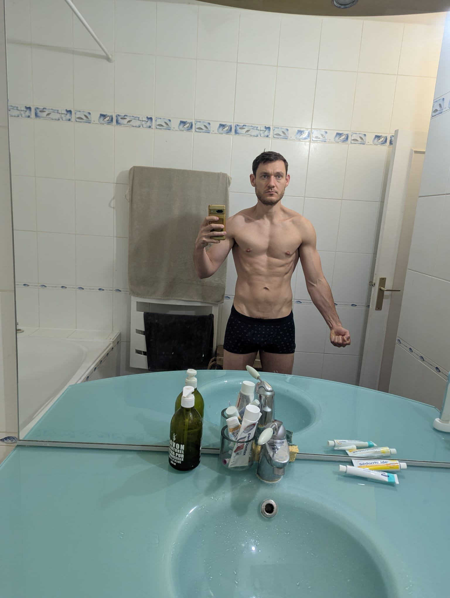 Transformation physique avant apres semaine 14 Benjamin flex biceps abdos visibles janvier 2026