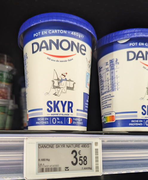 Étiquette prix skyr Danone 7,46 euros par kilo au supermarché