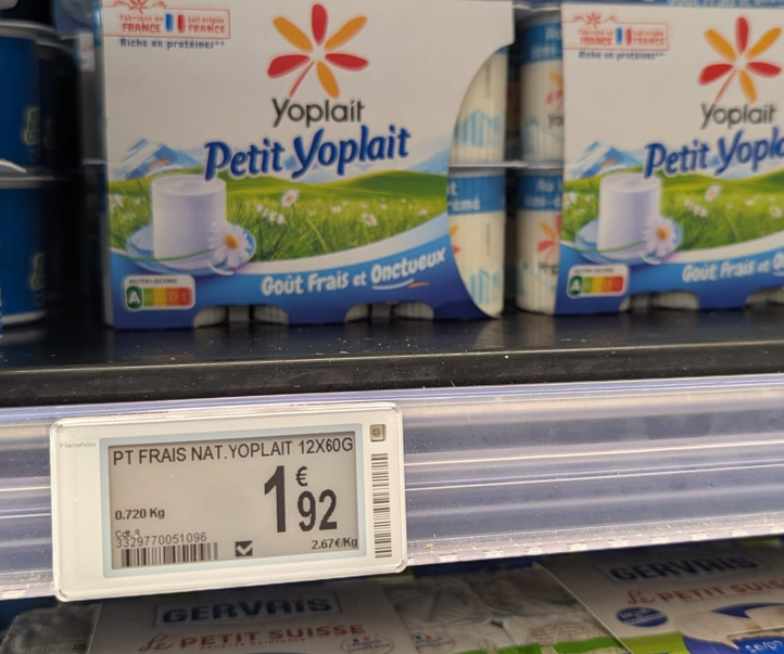 Étiquette prix petit suisse Yoplait 2,67 euros par kilo au supermarché